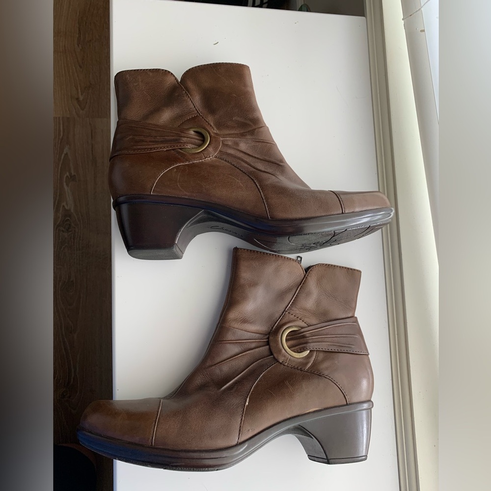 Clarks Brown Leather Rosabelle Ankle Boots Sz 9.5 M Round Toe Heels Booties